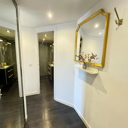 Apartment With A Lot Of Blanes